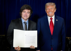 Javier Milei y Donald Trump posando con tuit