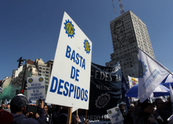 Cartel con leyenda Basta de Despidos